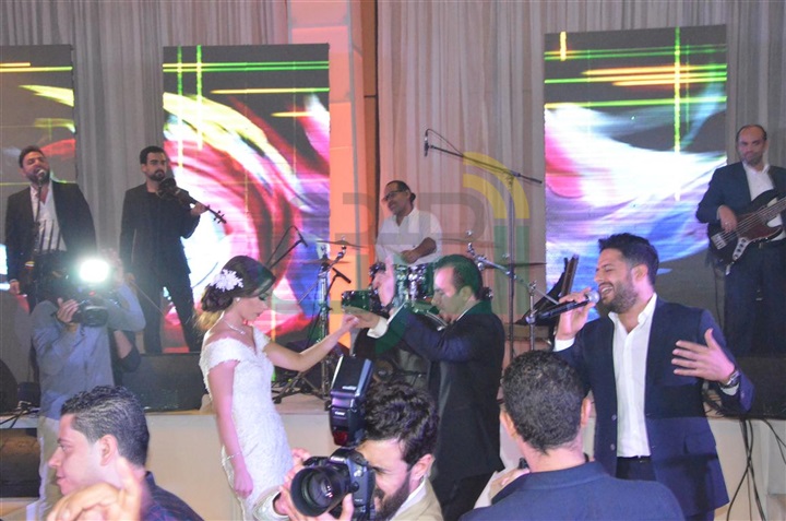 بالصور.. حماقى وبوسى يشعلون حفل زفاف محمد وسارة بالصور.. حماقى وبوسى يشعلون حفل زفاف محمد وسارة
