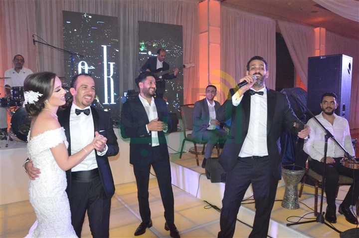 بالصور.. حماقى وبوسى يشعلون حفل زفاف محمد وسارة بالصور.. حماقى وبوسى يشعلون حفل زفاف محمد وسارة