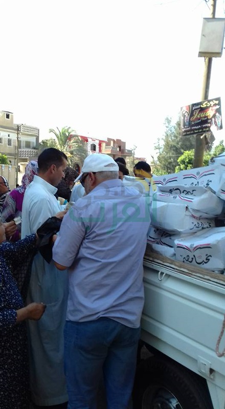 بالصور.. توزيع كراتين "تحيا مصر" بأسعار مخفضة على أهالي بيلا بكفر الشيخ