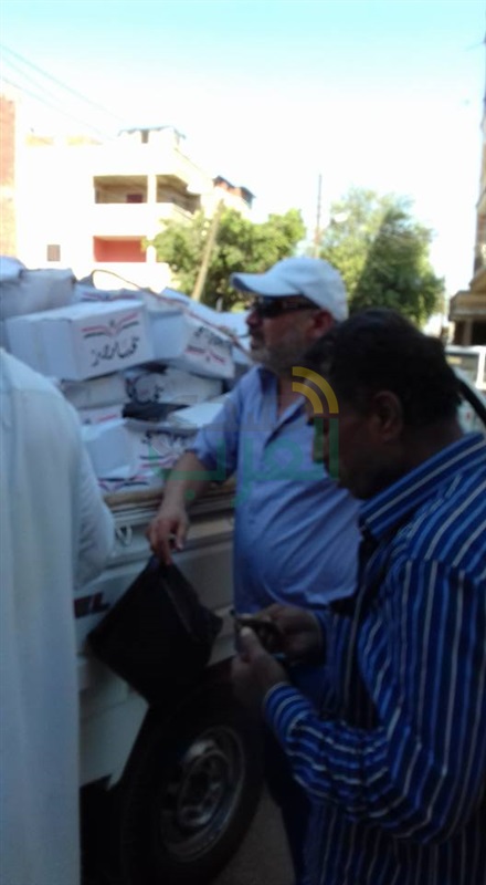 بالصور.. توزيع كراتين "تحيا مصر" بأسعار مخفضة على أهالي بيلا بكفر الشيخ