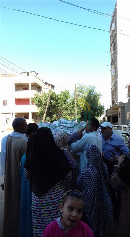 بالصور.. توزيع كراتين "تحيا مصر" بأسعار مخفضة على أهالي بيلا بكفر الشيخ