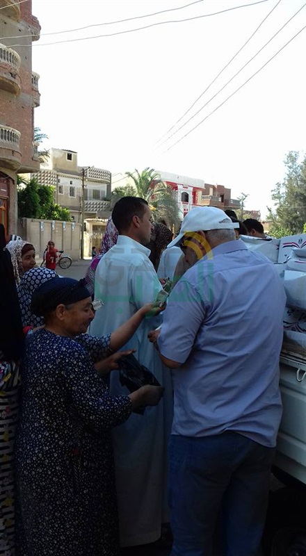 بالصور.. توزيع كراتين "تحيا مصر" بأسعار مخفضة على أهالي بيلا بكفر الشيخ