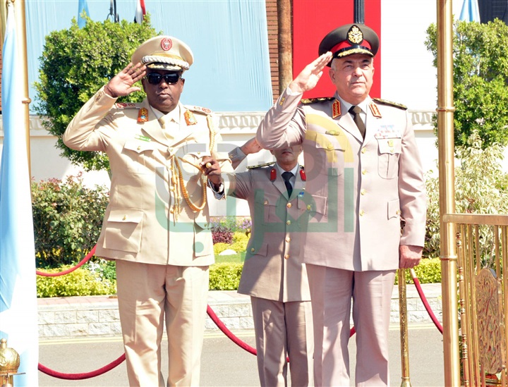 بالصور.. الفريق محمود حجازى يلتقى قائد الجيش الصومالى