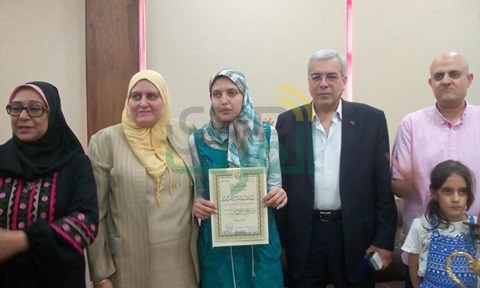 بالصور.. وكيل تعليم القليوبية يكرم الخامس مكرر بالثانوية العامة