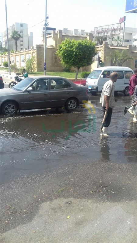 بالصور.. كسر ماسورة مياه يتسبب في كثافات مرورية بصلاح سالم