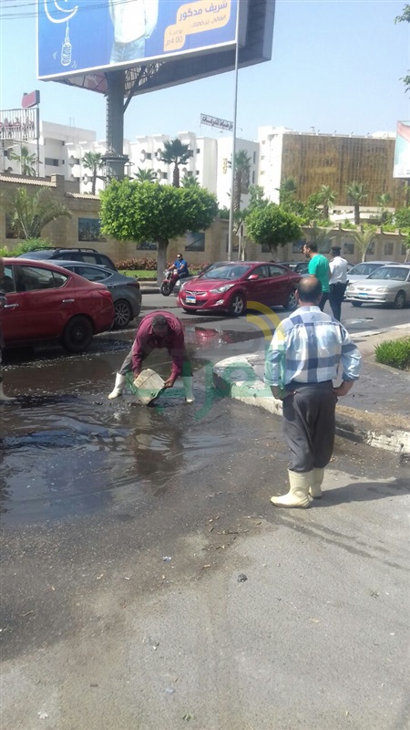 بالصور.. كسر ماسورة مياه يتسبب في كثافات مرورية بصلاح سالم