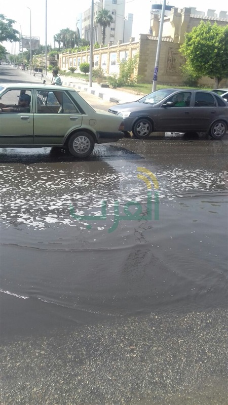 بالصور.. كسر ماسورة مياه يتسبب في كثافات مرورية بصلاح سالم