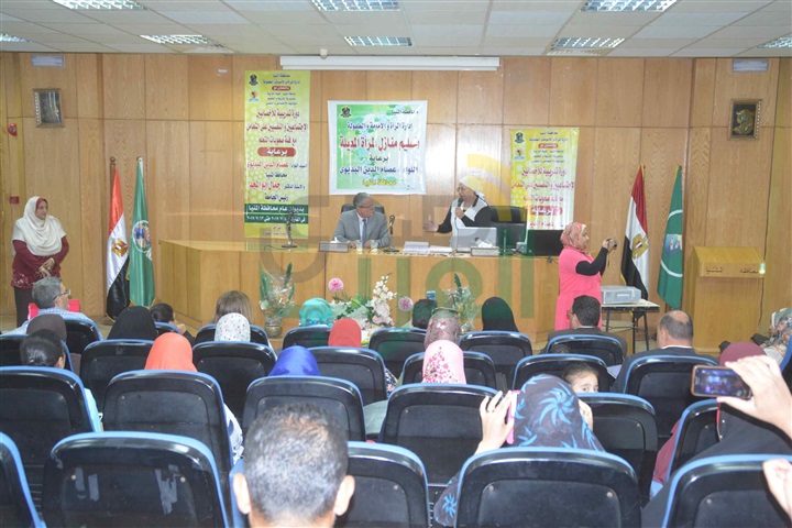 محافظ المنيا يسلم 7 منازل للسيدات المعيلات