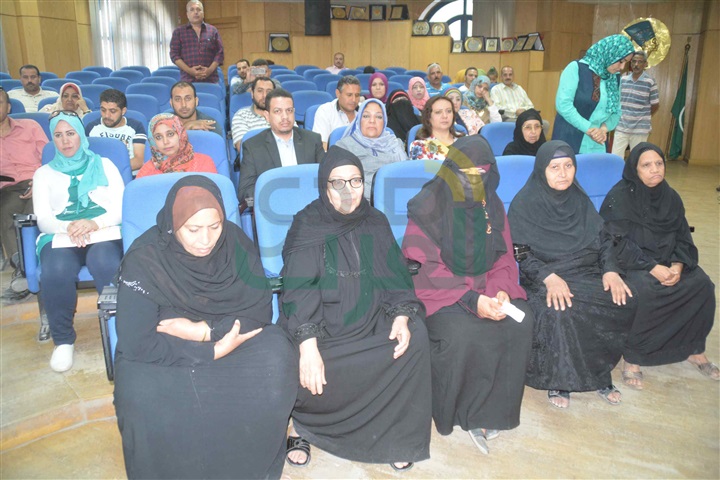 محافظ المنيا يسلم 7 منازل للسيدات المعيلات