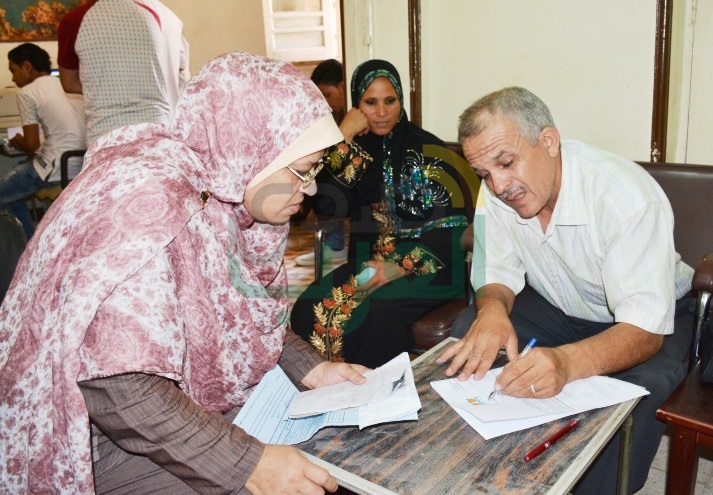 محافظ سوهاج يبحث على أحوال المواطنين 