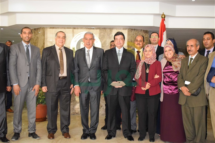 بالصور.. وزير التجارة يشهد تسليم مصلحة الرقابة الصناعية شهادة الأيزو بالصور.. وزير التجارة يشهد تسليم مصلحة الرقابة الصناعية شهادة الأيزو