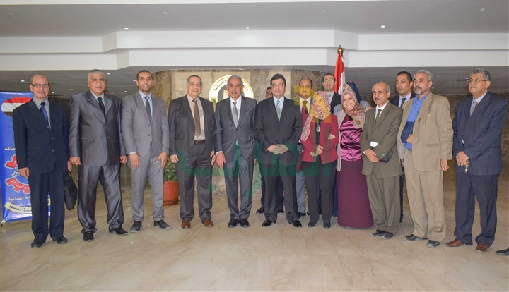 بالصور.. وزير التجارة يشهد تسليم مصلحة الرقابة الصناعية شهادة الأيزو بالصور.. وزير التجارة يشهد تسليم مصلحة الرقابة الصناعية شهادة الأيزو
