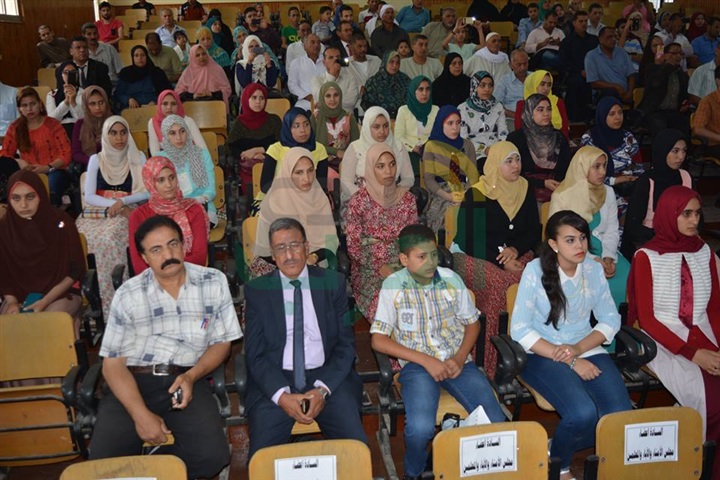 وكيل تعليم الشرقية يكرم أوائل الدبلومات الفنية والاعدادية والتربية الخاصة للعام 2016/2017