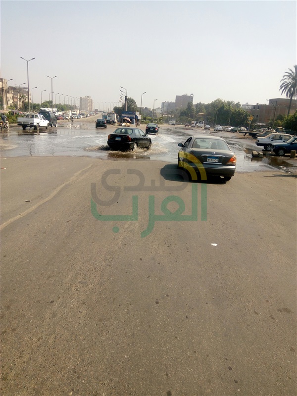 بالصور.. كسر ماسورة يتسبب في كثافات مرورية بكوبري الأميرية