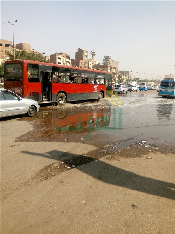 بالصور.. كسر ماسورة يتسبب في كثافات مرورية بكوبري الأميرية