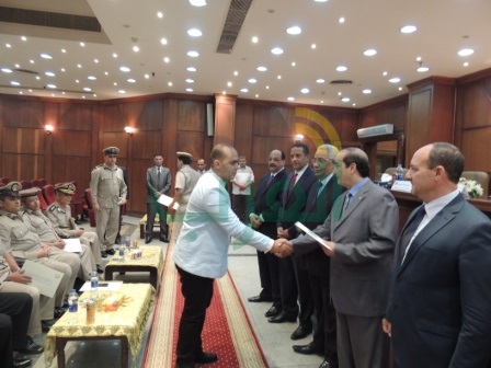 بالصور.. مساعد وزير الداخلية يُكرم ضباط ومجندين وأفراد وخفراء مديرية أمن أسيوط