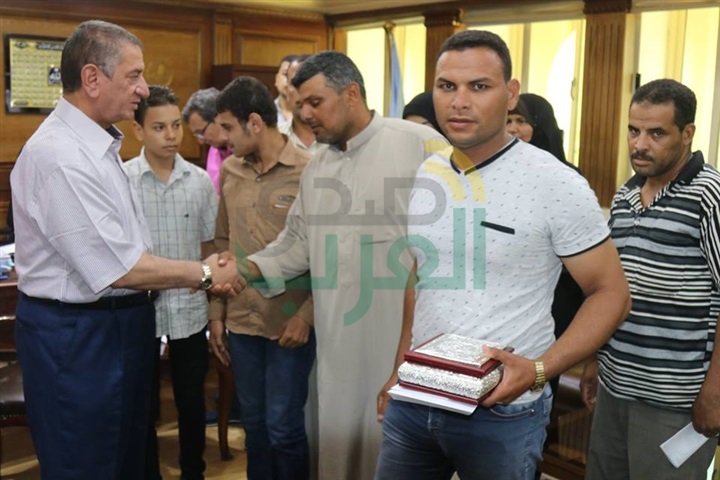  بالصور.. رحلتي عمرة و20 آلف جنيه لأسرة شهيدي الجيش والشرطة بكفر الشيخ