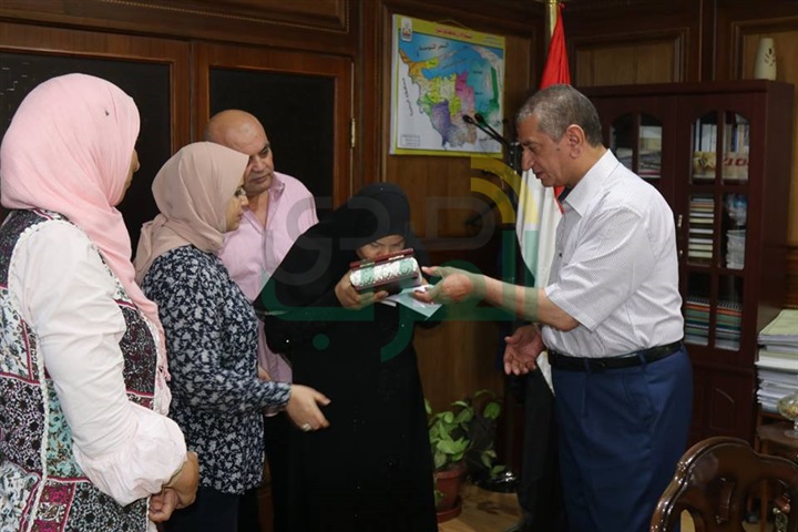  بالصور.. رحلتي عمرة و20 آلف جنيه لأسرة شهيدي الجيش والشرطة بكفر الشيخ