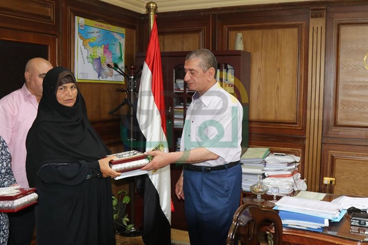  بالصور.. رحلتي عمرة و20 آلف جنيه لأسرة شهيدي الجيش والشرطة بكفر الشيخ