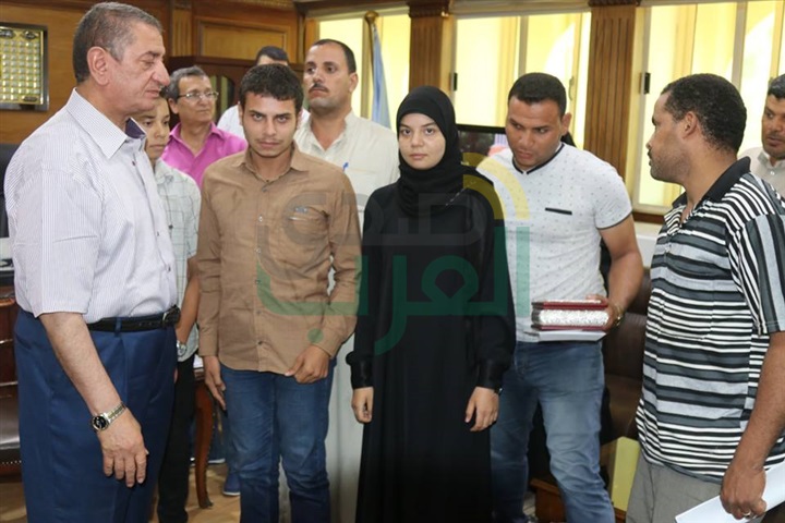 بالصور.. رحلتي عمرة و20 آلف جنيه لأسرة شهيدي الجيش والشرطة بكفر الشيخ