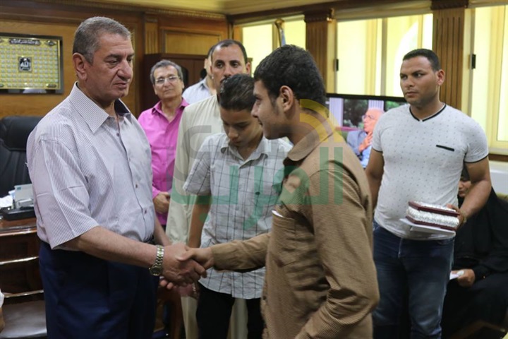  بالصور.. رحلتي عمرة و20 آلف جنيه لأسرة شهيدي الجيش والشرطة بكفر الشيخ