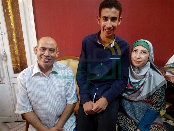 تاسع الثانوية اﻻزهرية: أتمني أن أكون مثل والدي طيبب الجراحة والتجميل بجامعة اﻻزهر 
