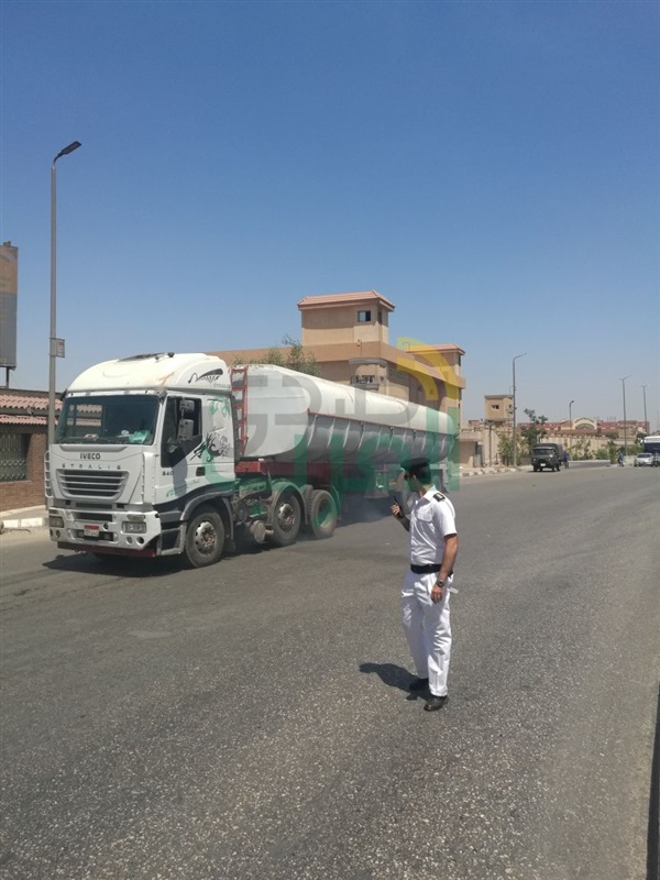 إنزال سيارة المواد البترولية المعطلة أعلى "الفنجري" وسحب الكثافات المرورية