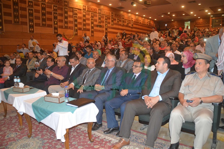 بالصور.. محافظ المنيا يكرم 114 طالبًا من أوائل الشهادات العامة