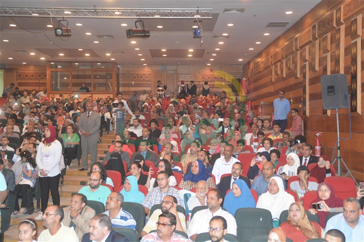 بالصور.. محافظ المنيا يكرم 114 طالبًا من أوائل الشهادات العامة