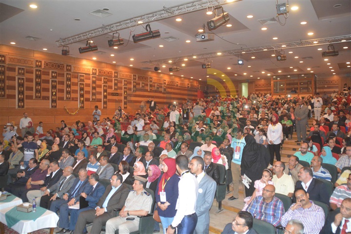 بالصور.. محافظ المنيا يكرم 114 طالبًا من أوائل الشهادات العامة