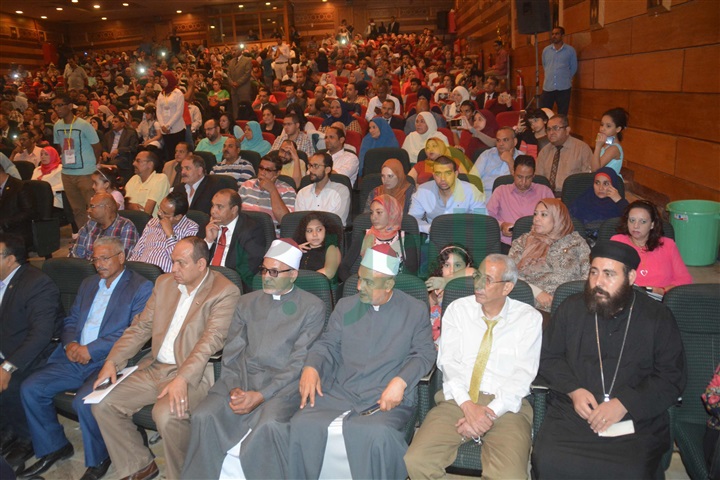 بالصور.. محافظ المنيا يكرم 114 طالبًا من أوائل الشهادات العامة