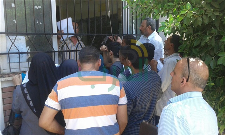 بالصور.. توافد الطلاب وأولياء الأمور لتقديم تظلمات الثانوية بالغربية
