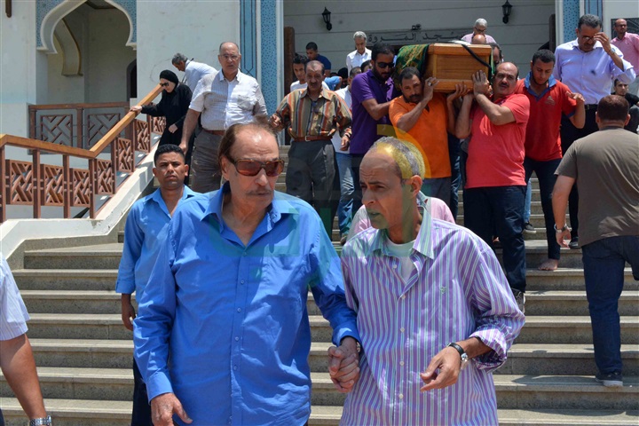 بالصور.. عزت العلايلي يشيع جثمان زوجته من مسجد المروة بـ"دريم لاند" بالصور.. عزت العلايلي يشيع جثمان زوجته من مسجد المروة بـ"دريم لاند"
