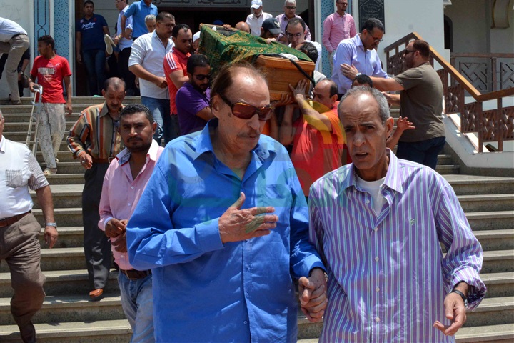 بالصور.. عزت العلايلي يشيع جثمان زوجته من مسجد المروة بـ"دريم لاند" بالصور.. عزت العلايلي يشيع جثمان زوجته من مسجد المروة بـ"دريم لاند"