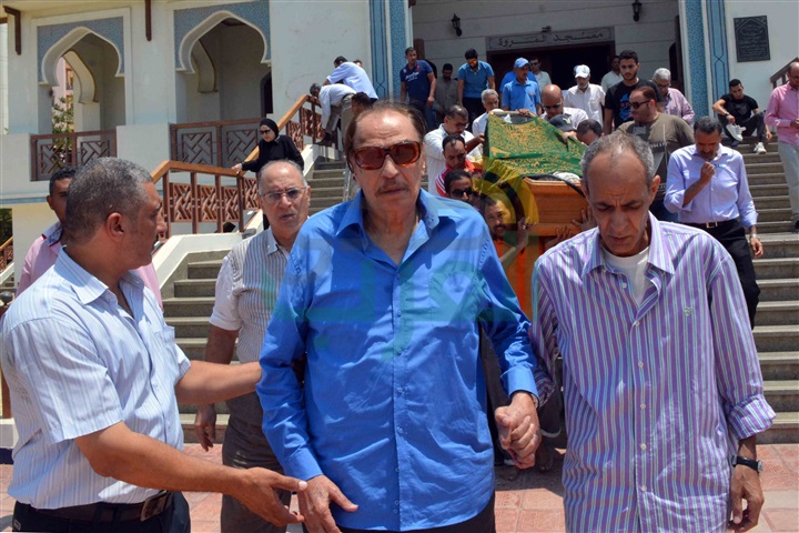 بالصور.. عزت العلايلي يشيع جثمان زوجته من مسجد المروة بـ"دريم لاند" بالصور.. عزت العلايلي يشيع جثمان زوجته من مسجد المروة بـ"دريم لاند"