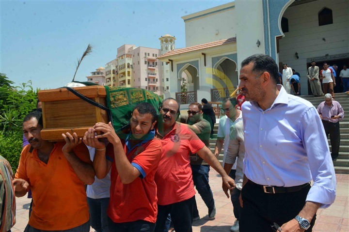 بالصور.. عزت العلايلي يشيع جثمان زوجته من مسجد المروة بـ"دريم لاند"