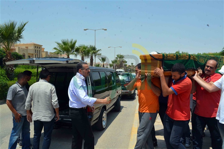 بالصور.. عزت العلايلي يشيع جثمان زوجته من مسجد المروة بـ"دريم لاند"