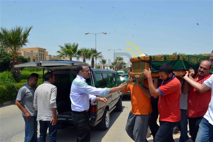 بالصور.. عزت العلايلي يشيع جثمان زوجته من مسجد المروة بـ"دريم لاند" بالصور.. عزت العلايلي يشيع جثمان زوجته من مسجد المروة بـ"دريم لاند"