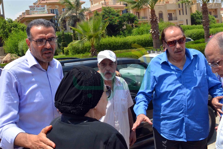 بالصور.. عزت العلايلي يشيع جثمان زوجته من مسجد المروة بـ"دريم لاند" بالصور.. عزت العلايلي يشيع جثمان زوجته من مسجد المروة بـ"دريم لاند"