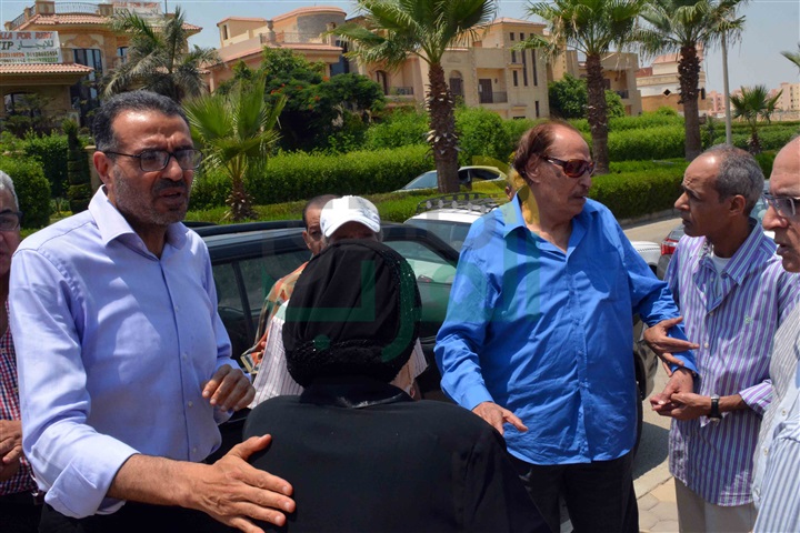 بالصور.. عزت العلايلي يشيع جثمان زوجته من مسجد المروة بـ"دريم لاند" بالصور.. عزت العلايلي يشيع جثمان زوجته من مسجد المروة بـ"دريم لاند"