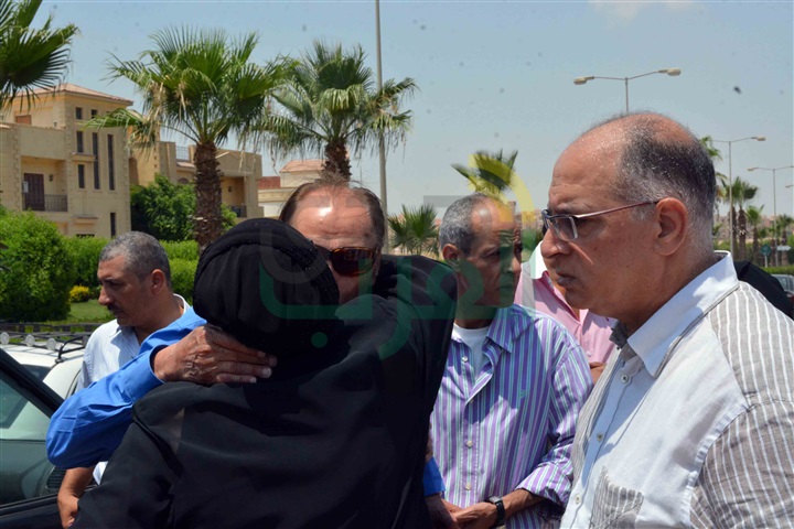 بالصور.. عزت العلايلي يشيع جثمان زوجته من مسجد المروة بـ"دريم لاند"