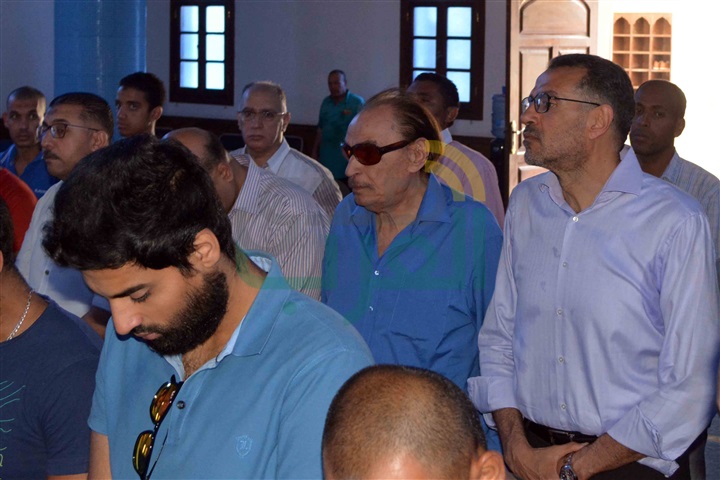 بالصور.. عزت العلايلي يشيع جثمان زوجته من مسجد المروة بـ"دريم لاند" بالصور.. عزت العلايلي يشيع جثمان زوجته من مسجد المروة بـ"دريم لاند"