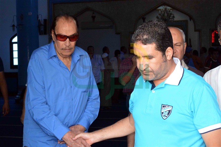 بالصور.. عزت العلايلي يشيع جثمان زوجته من مسجد المروة بـ"دريم لاند" بالصور.. عزت العلايلي يشيع جثمان زوجته من مسجد المروة بـ"دريم لاند"