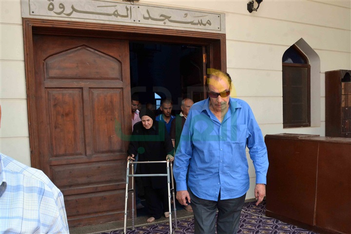 بالصور.. عزت العلايلي يشيع جثمان زوجته من مسجد المروة بـ"دريم لاند" بالصور.. عزت العلايلي يشيع جثمان زوجته من مسجد المروة بـ"دريم لاند"