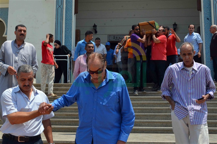 بالصور.. عزت العلايلي يشيع جثمان زوجته من مسجد المروة بـ"دريم لاند" بالصور.. عزت العلايلي يشيع جثمان زوجته من مسجد المروة بـ"دريم لاند"