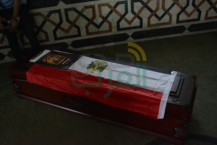 بالصور.. وصول جثمان الاعلامي عمرو سمير لمسجد الشرطه بأكتوبر