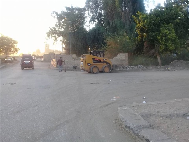 بالصور.. محافظ سوهاج يكلف مديرى الرى بسرعة رفع القمامة باخميم