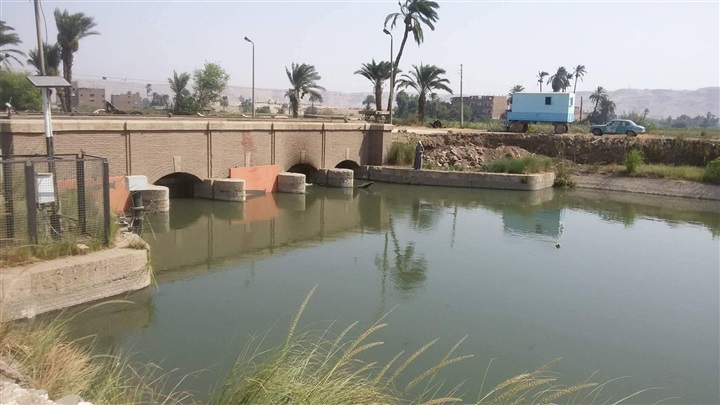 بالصور.. محافظ سوهاج يكلف مديرى الرى بسرعة رفع القمامة باخميم