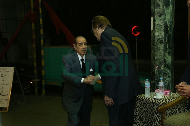 بالصور.. الفخراني أول حضور عزاء زوجه الفنان عزت العلايلي بالصور.. الفخراني أول حضور عزاء زوجه الفنان عزت العلايلي