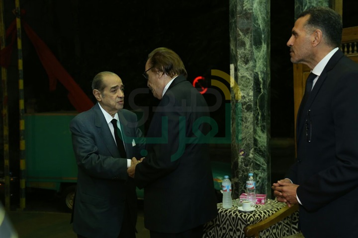 بالصور.. الفخراني أول حضور عزاء زوجه الفنان عزت العلايلي بالصور.. الفخراني أول حضور عزاء زوجه الفنان عزت العلايلي